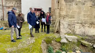 Lorena Orduna y Jorge Azcón, junto a otros dirigentes del PP, en su visita a la trasera del claustro gótico de la catedral de Huesca.