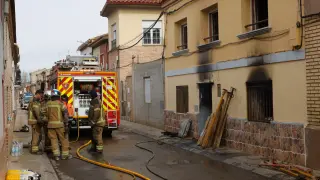 Los equipos de extinción durante los trabajos en el incendio en Cabañas de Ebro.