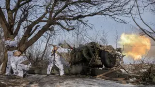 Un soldado ucraniano dispara contra las tropas rusas en Bajmut