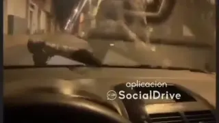 'Perrea' sobre el capó de un coche en marcha