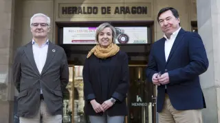 Gonzalo Márquez, Carmen Bartolomé y Jorge Ortiz, a la entrada de HERALDO momentos antes de comenzar el debate.
