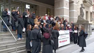 Letrados de la Administración de Justicia en una concentración en el Palacio de Justicia de Bilbao.