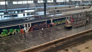 Un tren con grafitis en la estación Delicias de Zaragoza