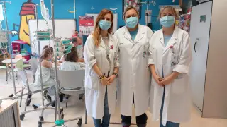 Las maestras Esther Gasca, Alicia Navarro y Elena Madrazo, en el aula hospitalaria del Miguel Servet.