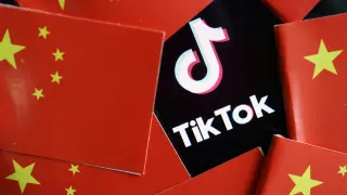 Logo de TikTok con banderas de China