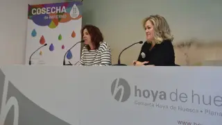 Merche Albero (técnica de Cultura) y Beatriz Calvo (consejera comarcal dela Hoya de Huesca) durante la presentación de la muestra.