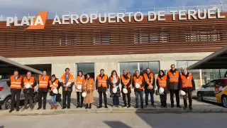 Los miembros de la Comisión de Vertebración del Territorio posan en el aeropuerto de Teruel.