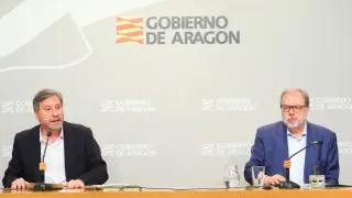 El consejero de Vertebración del Territorio, Movilidad y Vivienda del Gobierno de Aragón, José Luis Soro, y el director general de Carreteras, Bizén Fuster, en una rueda de prensa este miércoles.