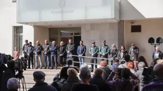 El Ayuntamiento de Vilamarxant guarda un minuto de silencio a las puertas del consistorio en memoria del bebé que ha aparecido muerto en su domicilio