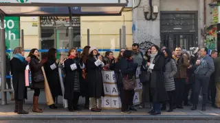 Varias personas se manifiestan durante la cuarta reunión del Comité de Huelga de los Letrados de la Administración de Justicia (LAJ) con el Ministerio de Justicia, a 28 de febrero de 2023, en Madrid (España).