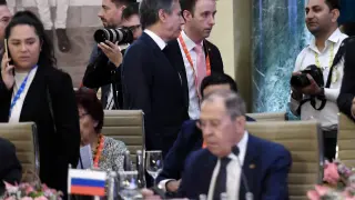 Antony Blinken, ministro de exteriores de EE.UU. pasa por en frente del ministro ruso Sergei Lavrov en la cumbre del G20.