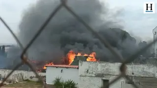 Arde una casa de madera detrás del hospital Royo Villanova en Zaragoza