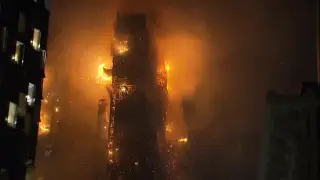 Aparatoso incendio en un rascacielos en construcción en Hong Kong