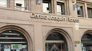 Fachada del Centro Joaquín Roncal