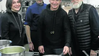 Belén Arroyo, Leandro Casas, José Ignacio Acirón y Óscar Navascués, en la cocina de Gayarre.