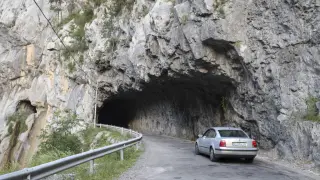 Uno de los túneles del desfiladero de la Inclusa que da entrada al valle de Chistau.