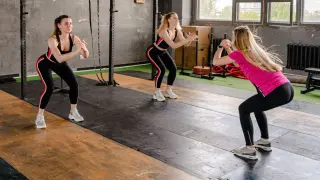 ejercicios-ganar-masa-muscular-sentadilla-copa-flexiones