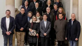 El alcalde de Huesca y los representantes de las cofradías de Huesca y Segovia en el patio de entrada del Ayuntamiento oscense.