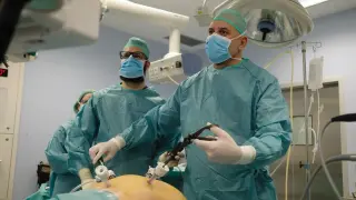 El doctor Jorge Solano, durante una intervención mediante cirugía laparoscópica en Quirón Salud Zaragoza.