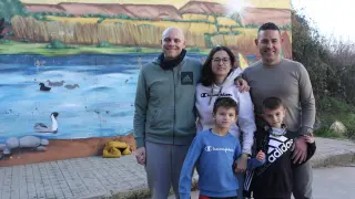 Raúl Pelegrín, junto a su hijo, Iker, y Mireia Peralta, Ramón Mur y su hijo, Alejandro, integrantes de los diez equipos creados en Sariñena.