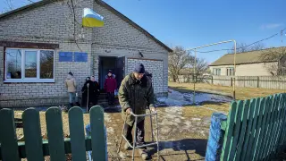 Consultorio médico improvisado en una casa para atender a los vecinos de la localidad ucraniana de Pidvysoke, que no pueden desplazarse al centro médico debido a la destrucción de puentes