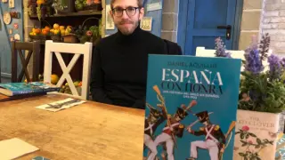 El historiador Daniel Aquillué, junto a un ejemplar de su libro ‘España con honra’