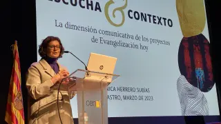 La doctora en Comunicación, Mónica Herrero, durante su ponencia y en la sala del Centro de Congresos de delegados de Torreciudad. 4.3.23.