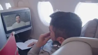 Uno de los pasajeros ve el mensaje de Pau Gasol emitido en el vuelo de Iberia.