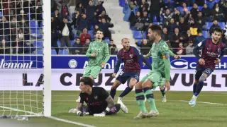 El portero y la defensa del Levante se resignan ante el gol de Florian Miguel del sábado
