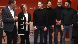 Fernando Sabés y Elisa Sancho, a la izquierda, junto a Iván Carpi y otros miembros de la candidatura.