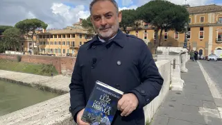 Jesús Sánchez Adalid con su libro 'Una luz en la noche de Roma'.