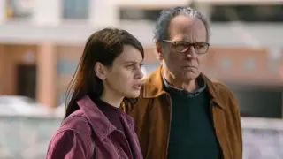 Milena Smit y José Coronado, en la serie 'La chica de nieve', en Netflix.