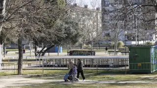 Varios vecinos pasean por el parque en los días previos a la Cincomarzada.