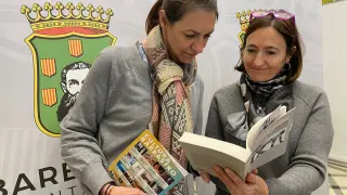 Blanca Galindo y Ana Escartín con la prorgramación cultural y el libro que se presenta este viernes sobre el premio literario de novela 'Ciudad de Barbastro'.