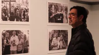 La exposición reúne 80 retratos en blanco y negro de los familiares de las víctimas.