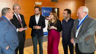 La consejera Díaz con el alcalde, el concejal, el presidente de la asociación de empresarios y organizadores de las jornadas.
