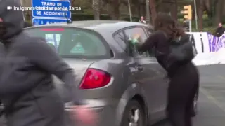 Vídeo: una conductora atropella a tres feministas en Barcelona.