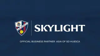 Imagen del acuerdo de patrocinio entre la SD Huesca y Skylight.