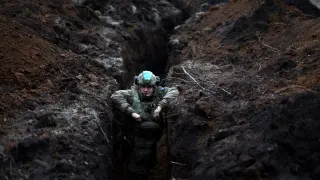 Un soldado ucraniano en primera línea de combate en Bajmut