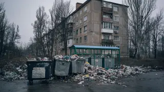 Una calle vacía en la asediada ciudad de Bajmut, en Ucrania.