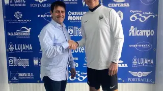 Alfonso Orcajo y Juan Carlos Beltrán posan tras acordar la renovación del entrenador del Utebo.