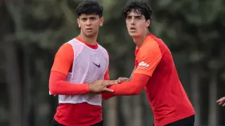 Ayman, con Hugo Anglada en el partidillo entre el primer equipo y el filial.