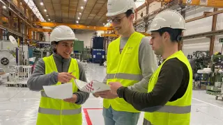 Cristina, Alberto y Jorge, ingenieros de Hitachi Energy, en la fábrica.