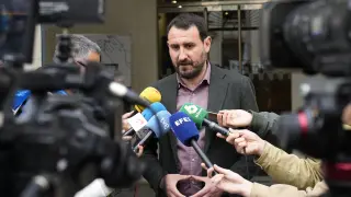 El alcalde de Badalona, Rubén Guijarro, atendiendo a los medios