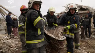 Equipos de rescate trasladan un cadáver tras los últimos ataques rusos en la región de Lviv