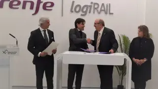 De izquierda a derecha, Gómez, Bueno, Rando y Serrano, en la firma del acuerdo para el plan formativo.