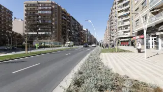 La Avenida Navarra estrena reforma convertida en un paseo con amplias zonas verdes y espacios de encuentro