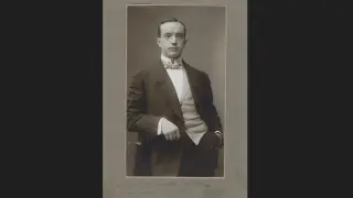 Elegancia natural en este retrato formal de 1916 de Casimiro Lana Sarrate