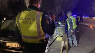 Fotos del dispositivo de la Guardia Civil llevado a cabo en la AP-2, en Zaragoza
