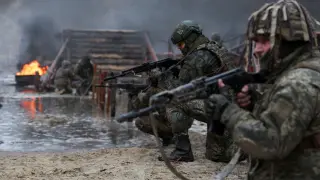 Soldados ucranianos se entrenan para el combate